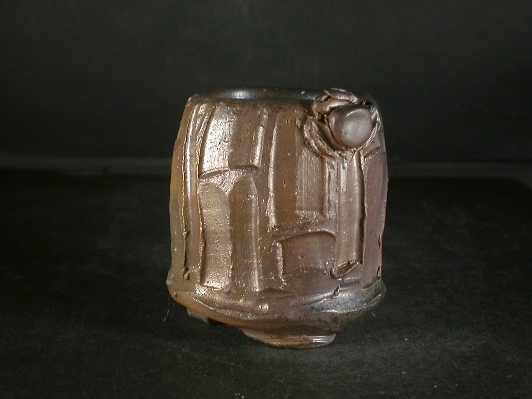 備前焼　登窯　備前焼中堅作家　竹内　靖之（山本）　最新作蟹付き金彩・黄ゴマ面取り・鎬フリーカップ２