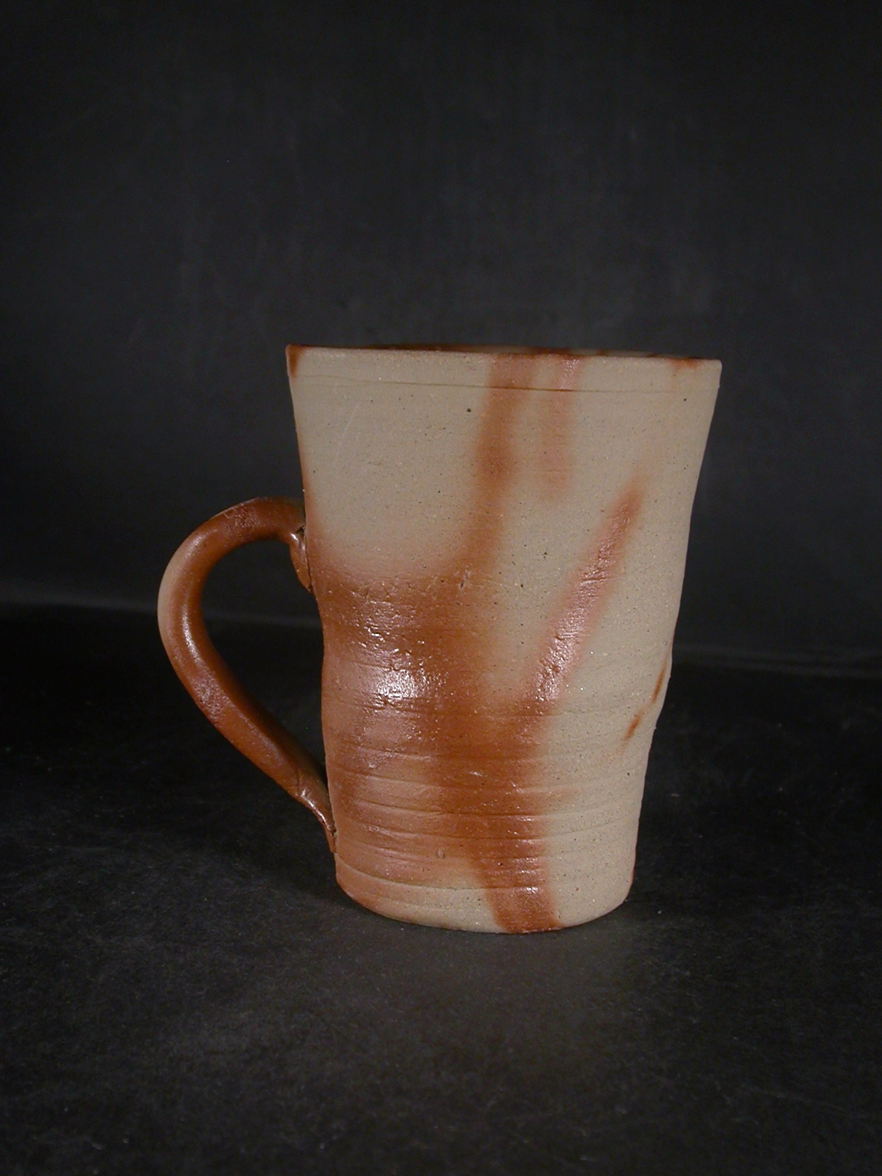 備前焼　備前焼中堅作家　片岡　聖観　 緋襷手付きカップ・ビアジョッキ２８