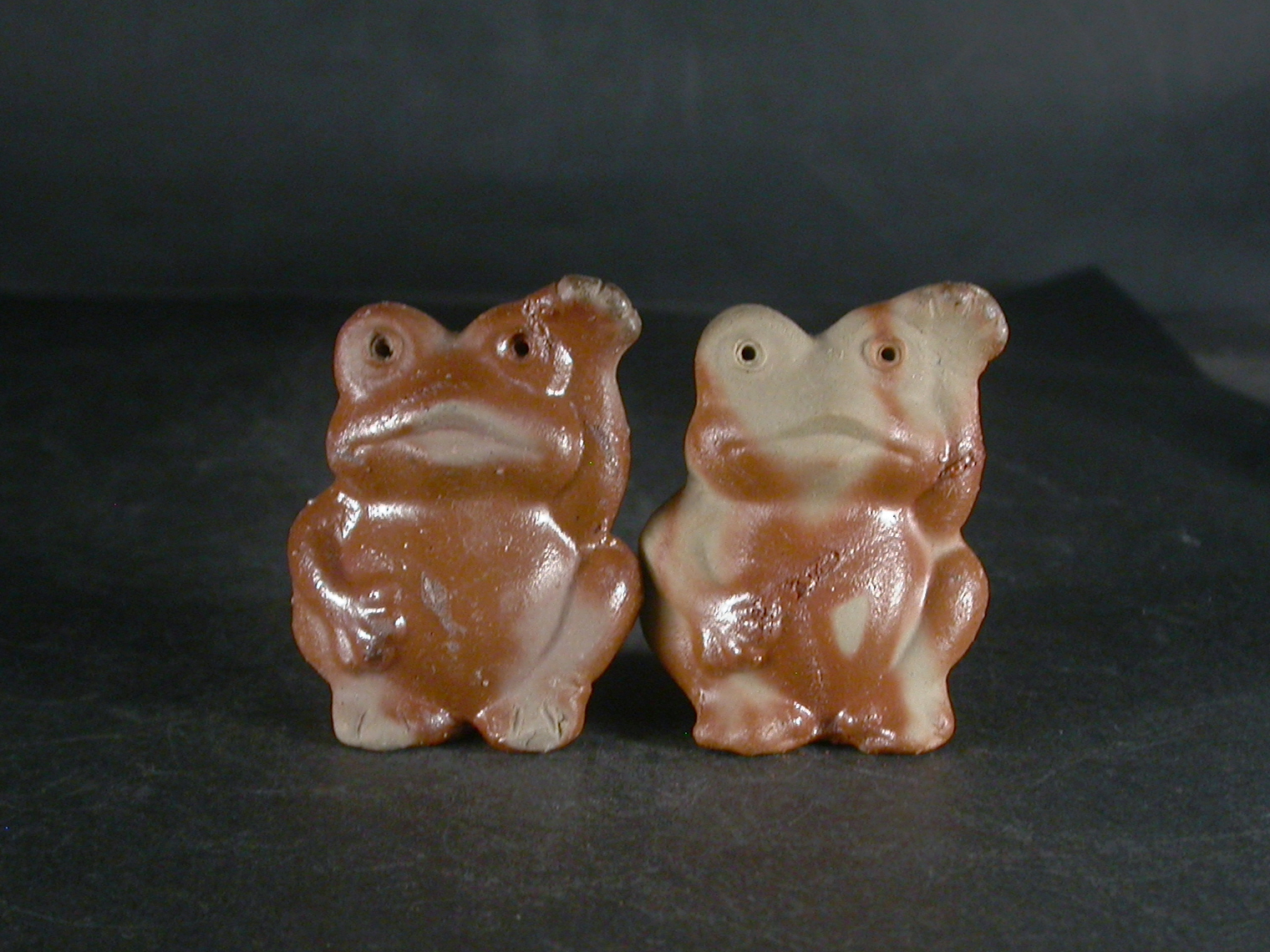 備前焼　備前焼中堅作家　片岡　聖観　小振りな緋襷カエル２個組１