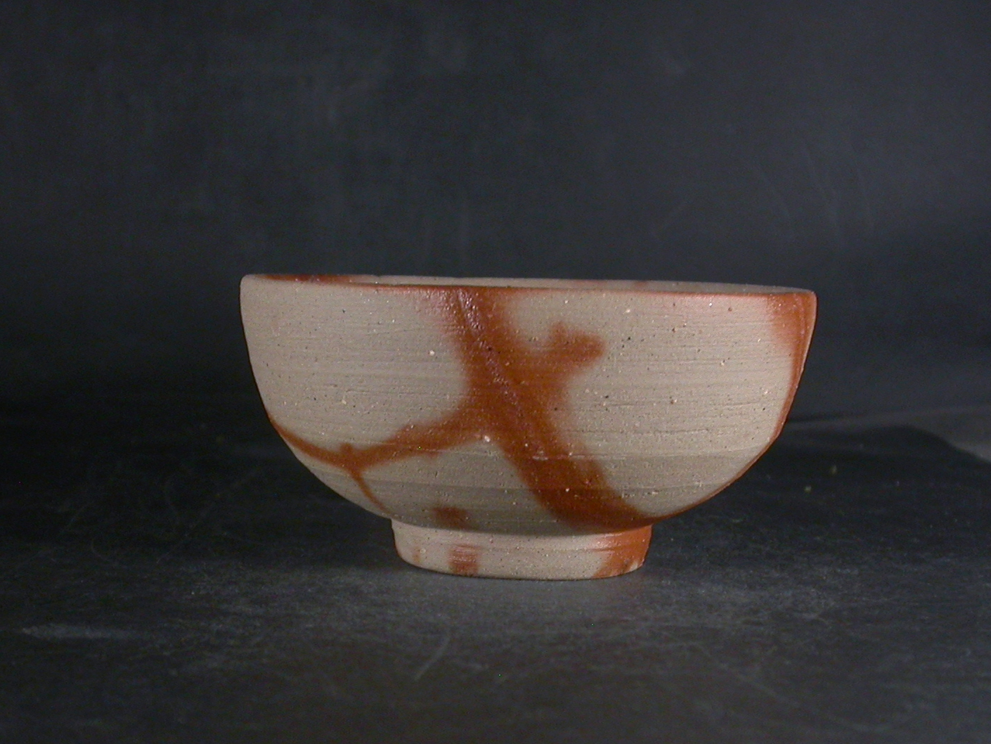 備前焼　備前焼中堅作家　片岡　聖観　小振りな緋襷飯茶碗２６