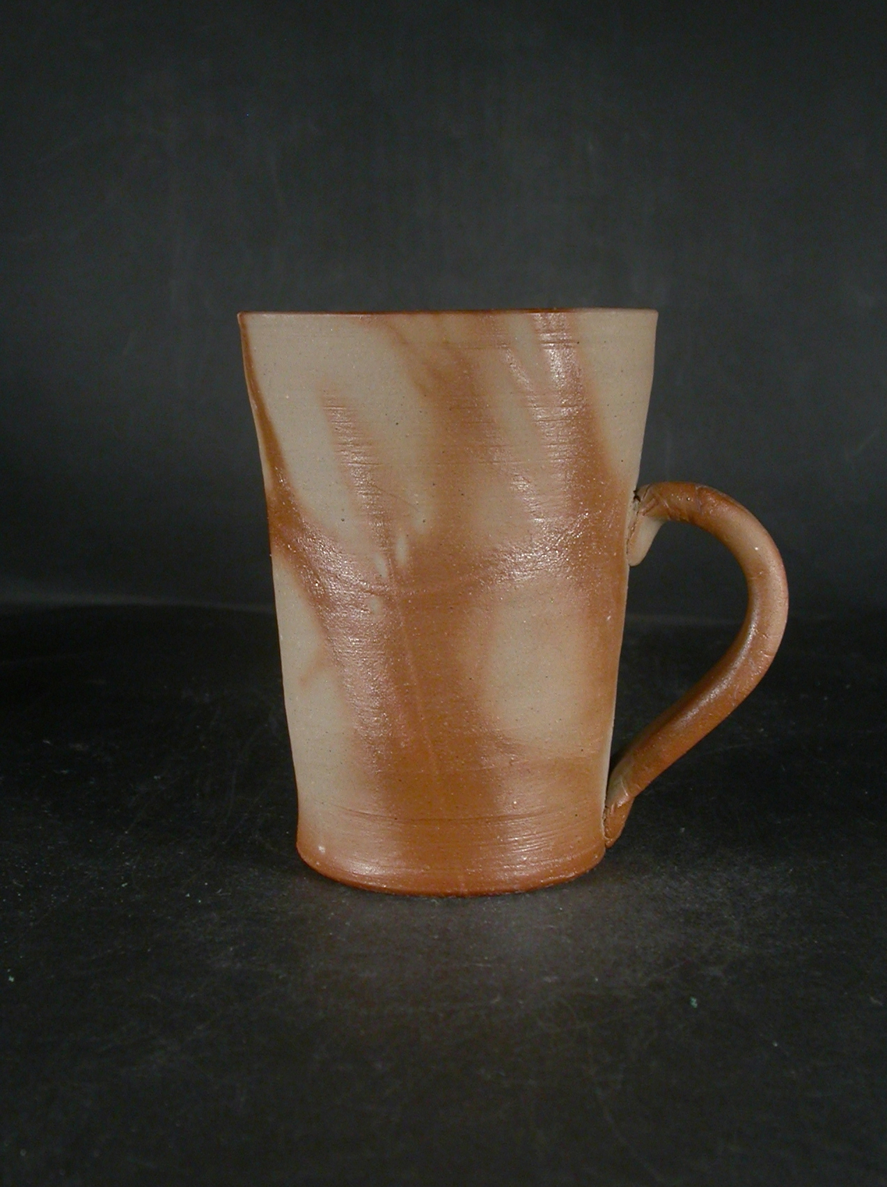 備前焼　登窯　備前焼中堅作家　片岡　聖観　４２０大振りな緋襷手付きカップ・ビアジョッキ４６