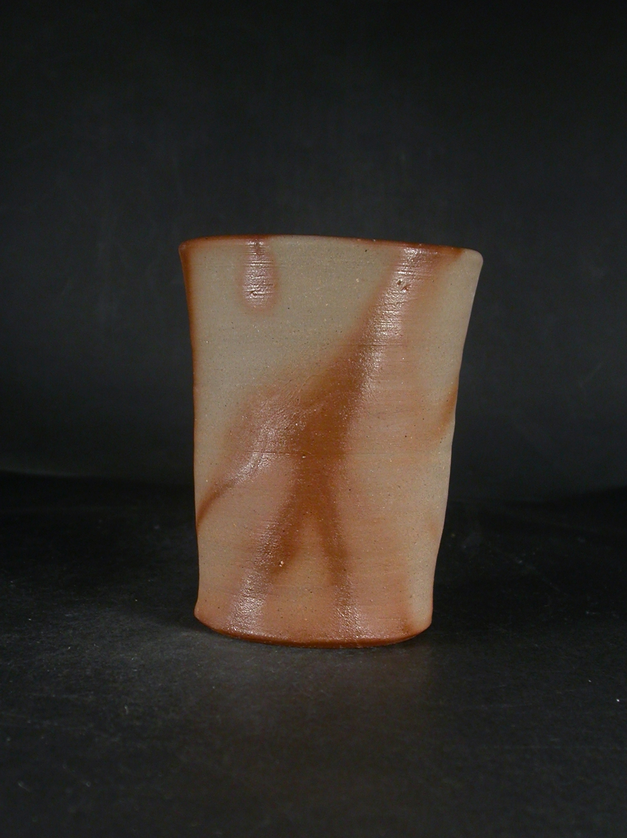 備前焼　備前焼中堅作家　片岡　聖観　少し大振りな緋襷ビール他グラス４８