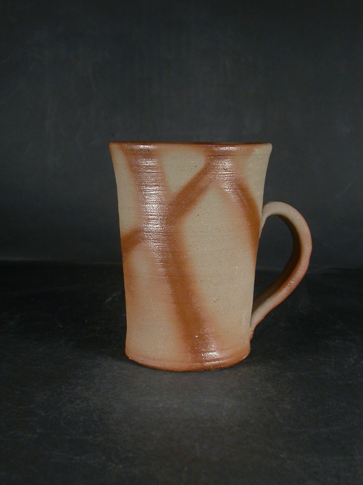 備前焼　登窯　備前焼中堅作家　片岡　聖観　大振りな緋襷手付きカップ・ビアジョッキ２２