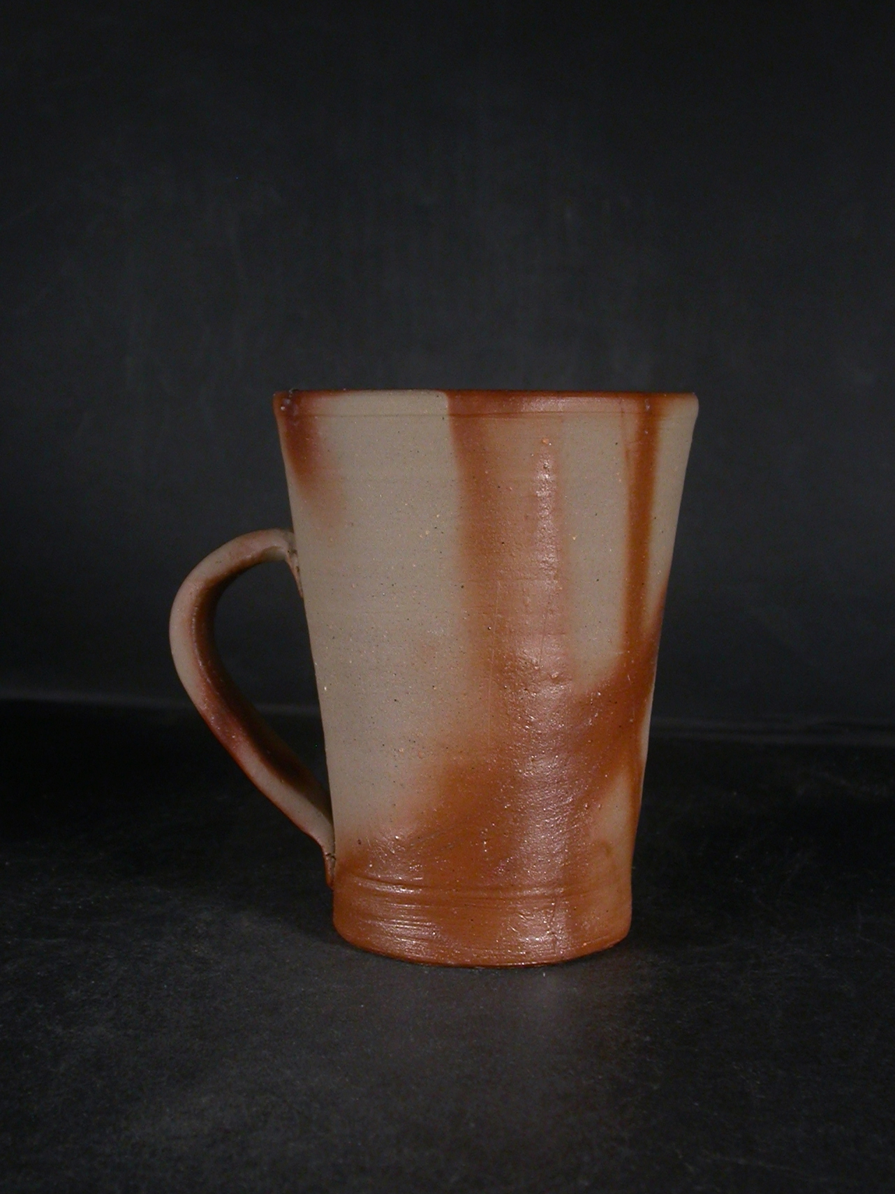 備前焼　備前焼中堅作家　片岡　聖観　 ４２０大振りな緋襷手付きカップ・ビアジョッキ５５