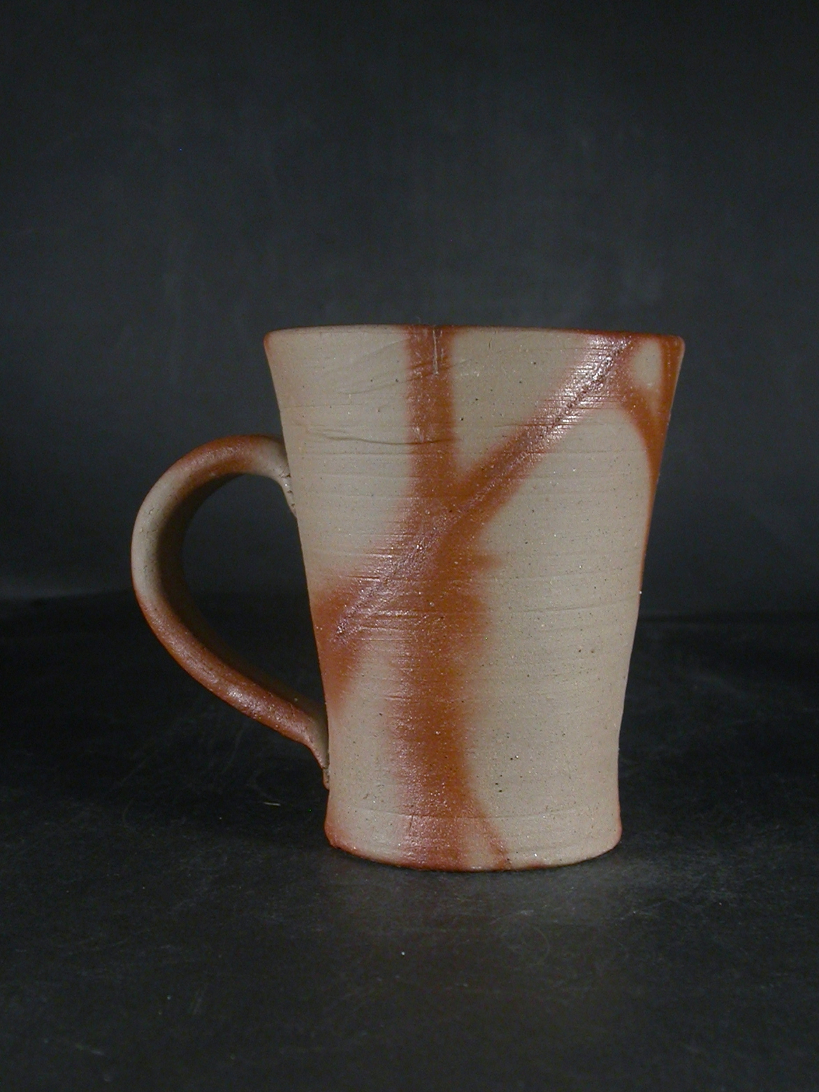 備前焼　備前焼中堅作家　片岡　聖観　 緋襷手付きカップ・ビアジョッキ４７