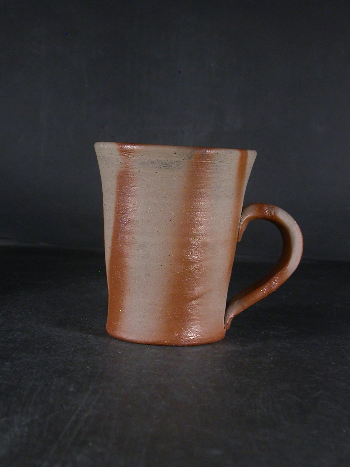 備前焼　備前焼中堅作家　片岡　聖観　 緋襷手付きカップ・ビアジョッキ５２