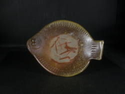 備前焼　穴窯　備前焼異色作家　吉岡　勝巳　最新作２０センチ緋襷・黄ゴマ三つ足平目皿１８