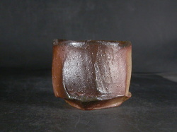 処分品　備前焼　穴窯　備前焼異色作家　吉岡　勝巳　最新作大振りな黄ゴマ面取・鎬ぐい呑１５