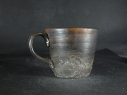 備前焼　登窯　備前焼中堅作家　竹内　靖之（山本）　最新作金彩・黒窯変手付きカップ２