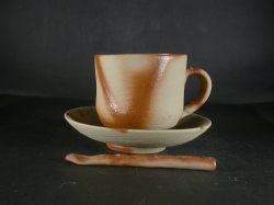 備前焼　備前焼中堅作家　片岡　聖観　 皿・スプーン付き緋襷・黄ゴマコーヒーカップ７４