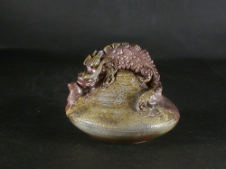 難有り　備前焼　登窯　備前焼中堅作家　竹内　靖之（山本）　最新作黄ゴマ龍付き水滴１