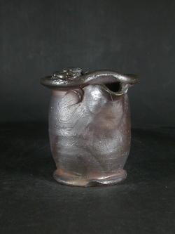 備前焼　備前焼中堅作家　竹内　靖之（山本）　最新作蟹付き焦げ茶のゴマ片口酒注１２