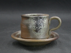 備前焼　備前焼中堅作家　竹内　靖之（山本）　最新作皿付金彩・黄ゴマコーヒーカップ１６