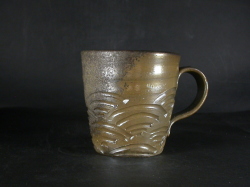 備前焼　登窯　備前焼中堅作家　竹内　靖之（山本）　最新作金彩・黄ゴマ削り手付きカップ１１