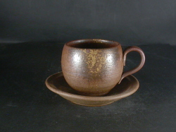 備前焼　登窯　備前焼中堅作家　竹内　靖之（山本）　最新作皿付黄ゴマコーヒーカップ１