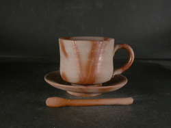 備前焼　備前焼中堅作家　片岡　聖観　 皿・スプーン付き緋襷・黄ゴマコーヒーカップ８