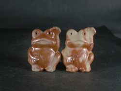 備前焼　備前焼中堅作家　片岡　聖観　小振りな緋襷カエル２個組１