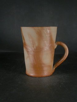 備前焼　登窯　備前焼中堅作家　片岡　聖観　４２０大振りな緋襷手付きカップ・ビアジョッキ４６