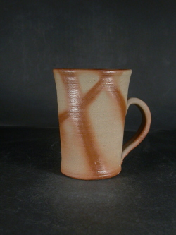 備前焼　登窯　備前焼中堅作家　片岡　聖観　大振りな緋襷手付きカップ・ビアジョッキ２２