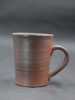 処分品　備前焼　登窯　備前焼中堅作家　片岡　聖観　 焦げ茶のゴマ手付きカップ・ビアジョッキ４９