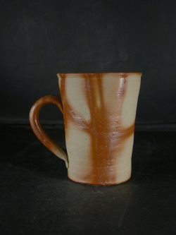 備前焼　備前焼中堅作家　片岡　聖観　 緋襷手付きカップ・ビアジョッキ５１