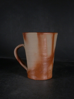 備前焼　備前焼中堅作家　片岡　聖観　 ４２０大振りな緋襷手付きカップ・ビアジョッキ５５