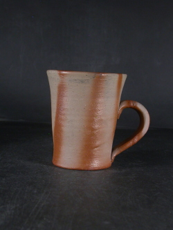 備前焼　備前焼中堅作家　片岡　聖観　 緋襷手付きカップ・ビアジョッキ５２