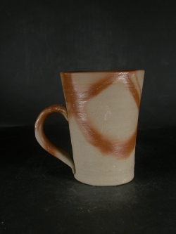 備前焼　登窯　備前焼中堅作家　片岡　聖観　４２０大振りな緋襷手付きカップ・ビアジョッキ５４