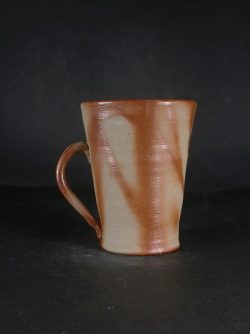 備前焼　備前焼中堅作家　片岡　聖観　 緋襷手付きカップ・ビアジョッキ５５