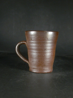 備前焼　登窯　備前焼中堅作家　片岡　聖観　 焦げ茶のゴマ手付きカップ・ビアジョッキ５６