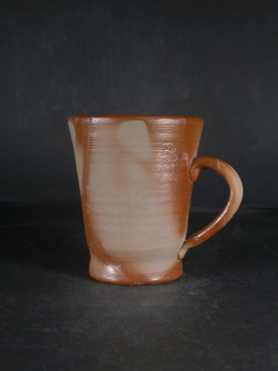 備前焼　備前焼中堅作家　片岡　聖観　 緋襷手付きカップ・ビアジョッキ５８