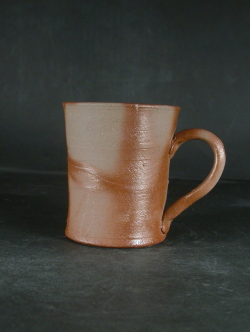 備前焼　備前焼中堅作家　片岡　聖観　 緋襷手付きカップ・ビアジョッキ５８