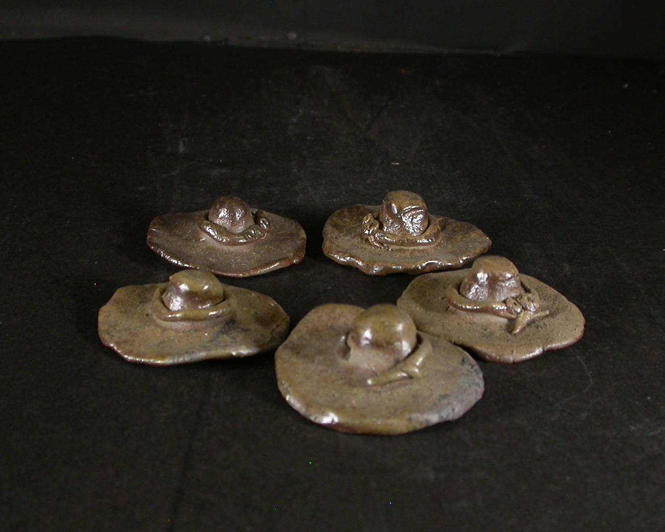 備前焼　登窯　六べえ製作 黄ゴマ帽子の箸置５個組１