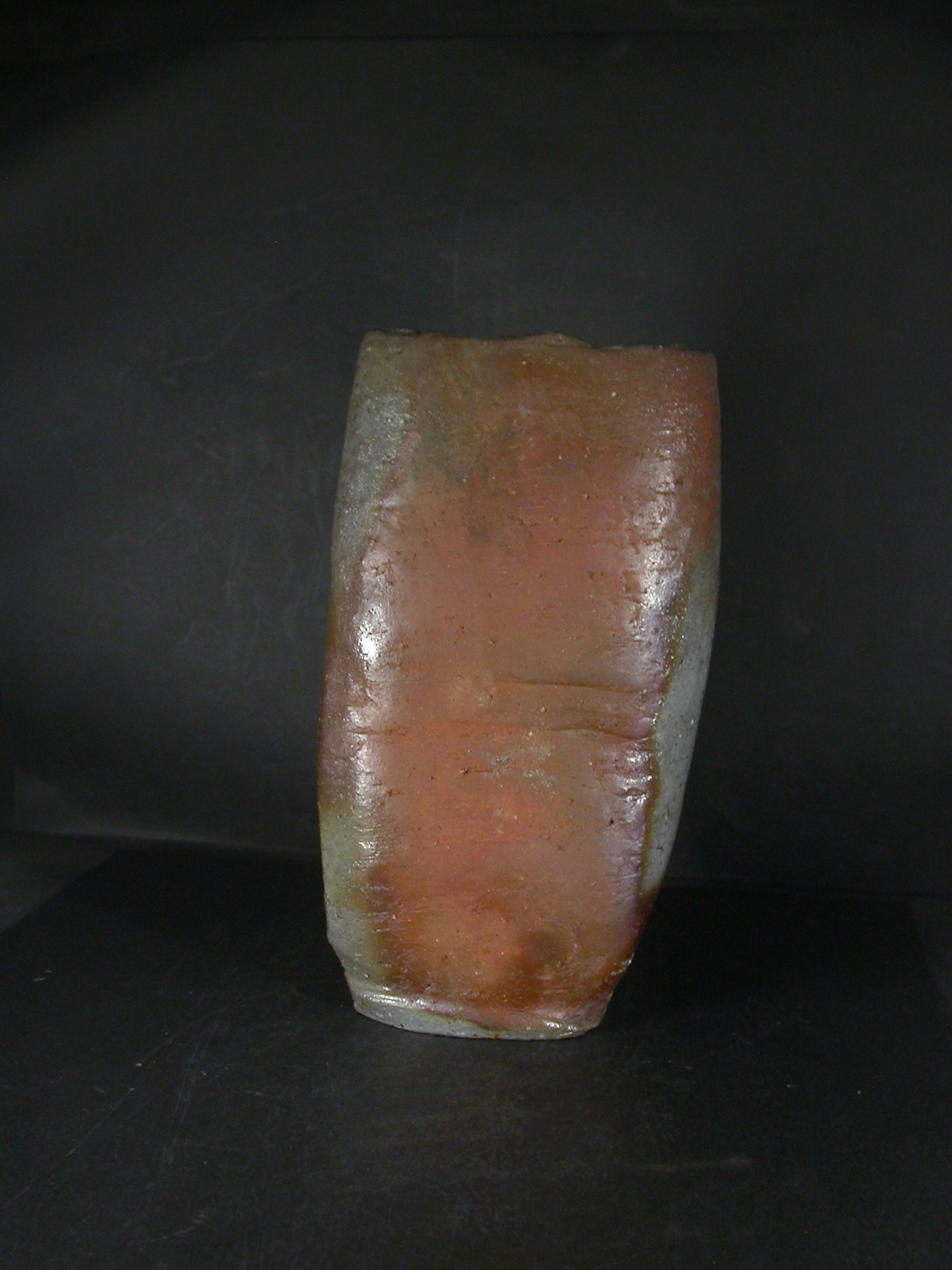 備前焼　穴窯　備前焼物故作家　前嶋　五一郎　手捻り緋窯変三角花入８７