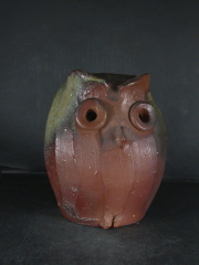 備前焼　穴窯　備前焼異色作家　吉岡　勝巳　大振りな鶯色のゴマフクロウ置物1
