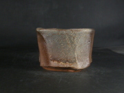 月間特価品　備前焼　穴窯　備前焼異色作家　吉岡　勝巳　最新作面取り・鎬黄ゴマフリーカップ５１