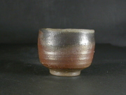 備前焼　登窯　岡山県無形文化財　山本　出　四方桟共箱付き金彩と黄・黒ゴマぐい呑１