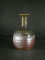 月間特価品　備前焼　登窯　岡山県無形文化財　山本　出　共箱付き黄・黒ゴマ長首徳利１