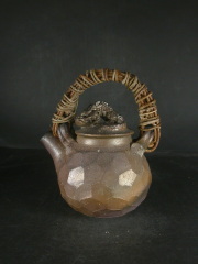 備前焼　登窯　備前焼中堅作家　竹内　靖之（山本）　最新作籐手付き龍飾り金彩・黄ゴマ面取り土瓶１