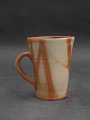 備前焼　備前焼中堅作家　片岡　聖観　 緋襷手付きカップ・ビアジョッキ５２
