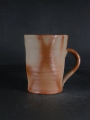 備前焼　備前焼中堅作家　片岡　聖観　 緋襷手付きカップ・ビアジョッキ５３