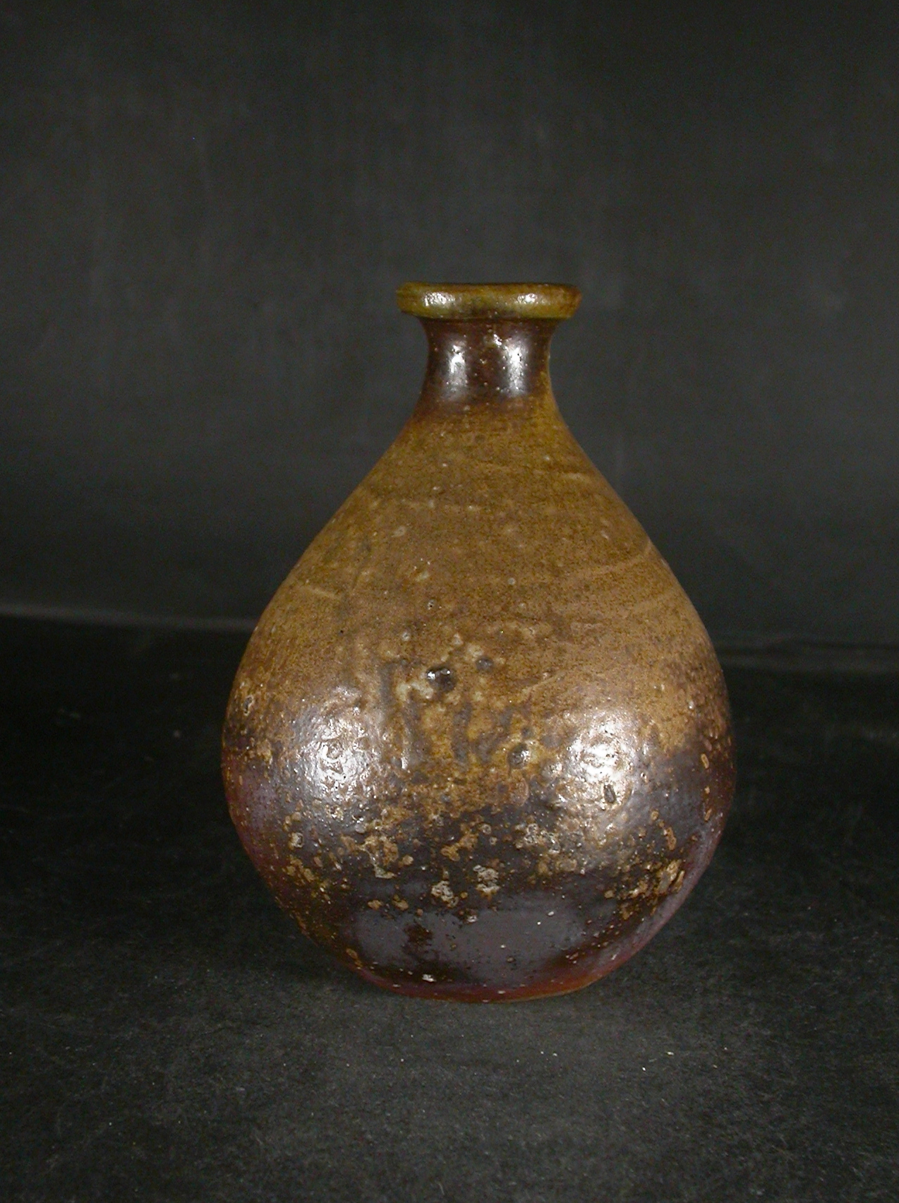 ●貴重 人間国宝 伊勢崎淳 備前焼 徳利 日本酒 栞 共布 共箱 高さ14cm 備前焼 登窯 備前焼人間国宝 伊勢崎 淳 共箱付黄ゴマ徳利16 備前焼卸