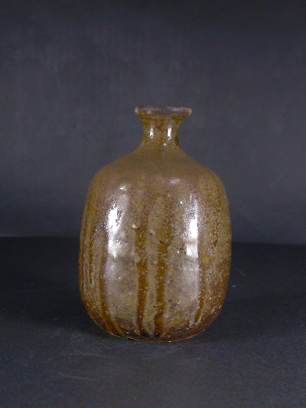 備前焼　登窯　岡山県無形文化財　故伊勢崎　満　共箱付玉垂れ黄ゴマ徳利２３