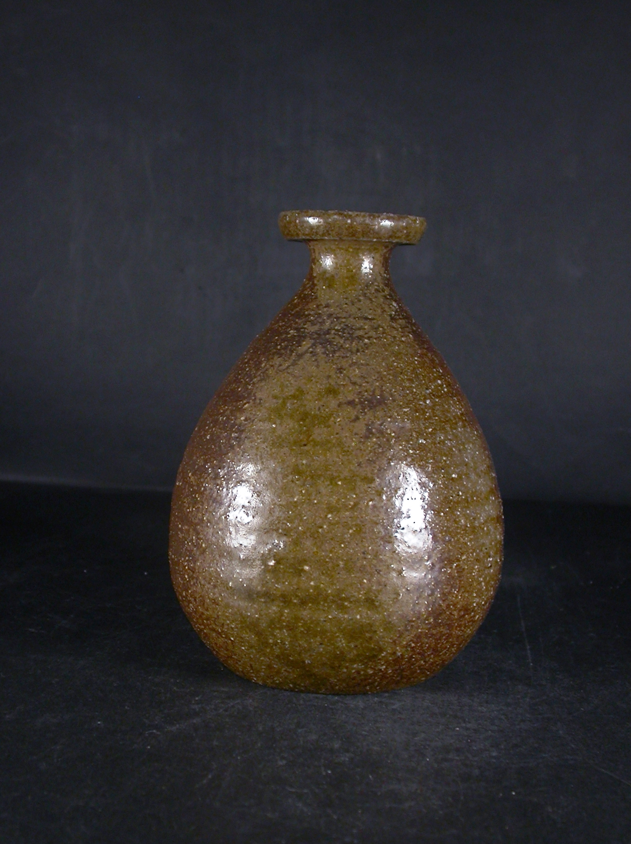 備前焼　穴窯　備前焼中堅作家　渡邊　琢磨　少し大振りな黄ゴマ徳利１