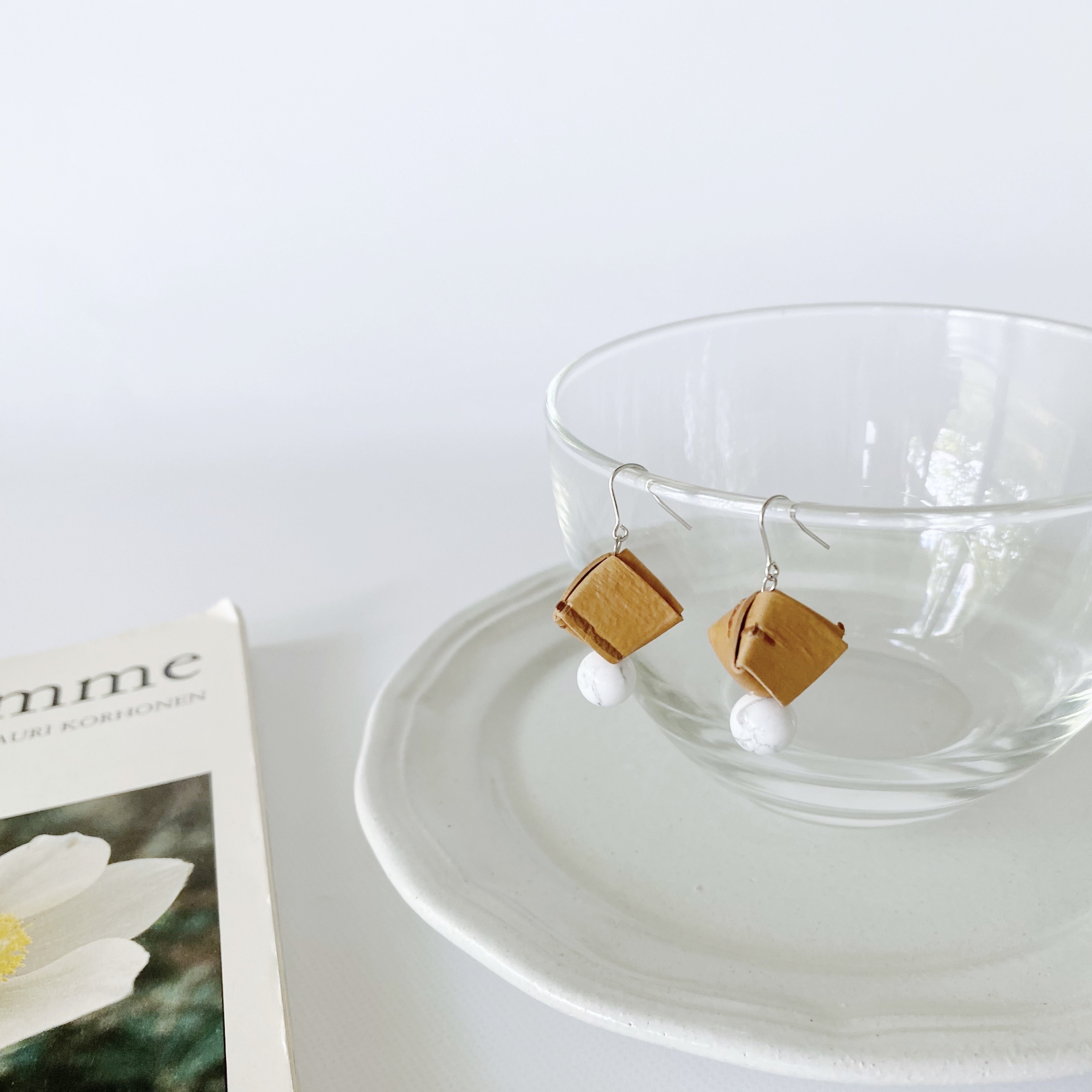 白樺のピアス　天然石付き　白