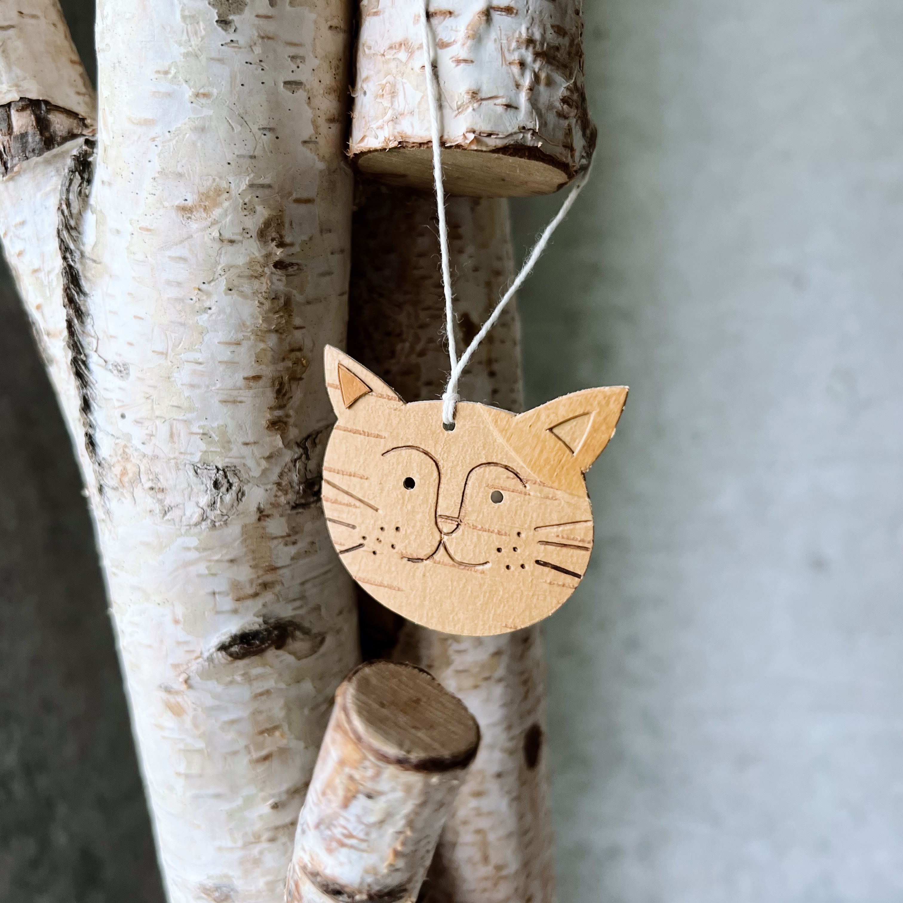 白樺　オーナメント　猫の顔
