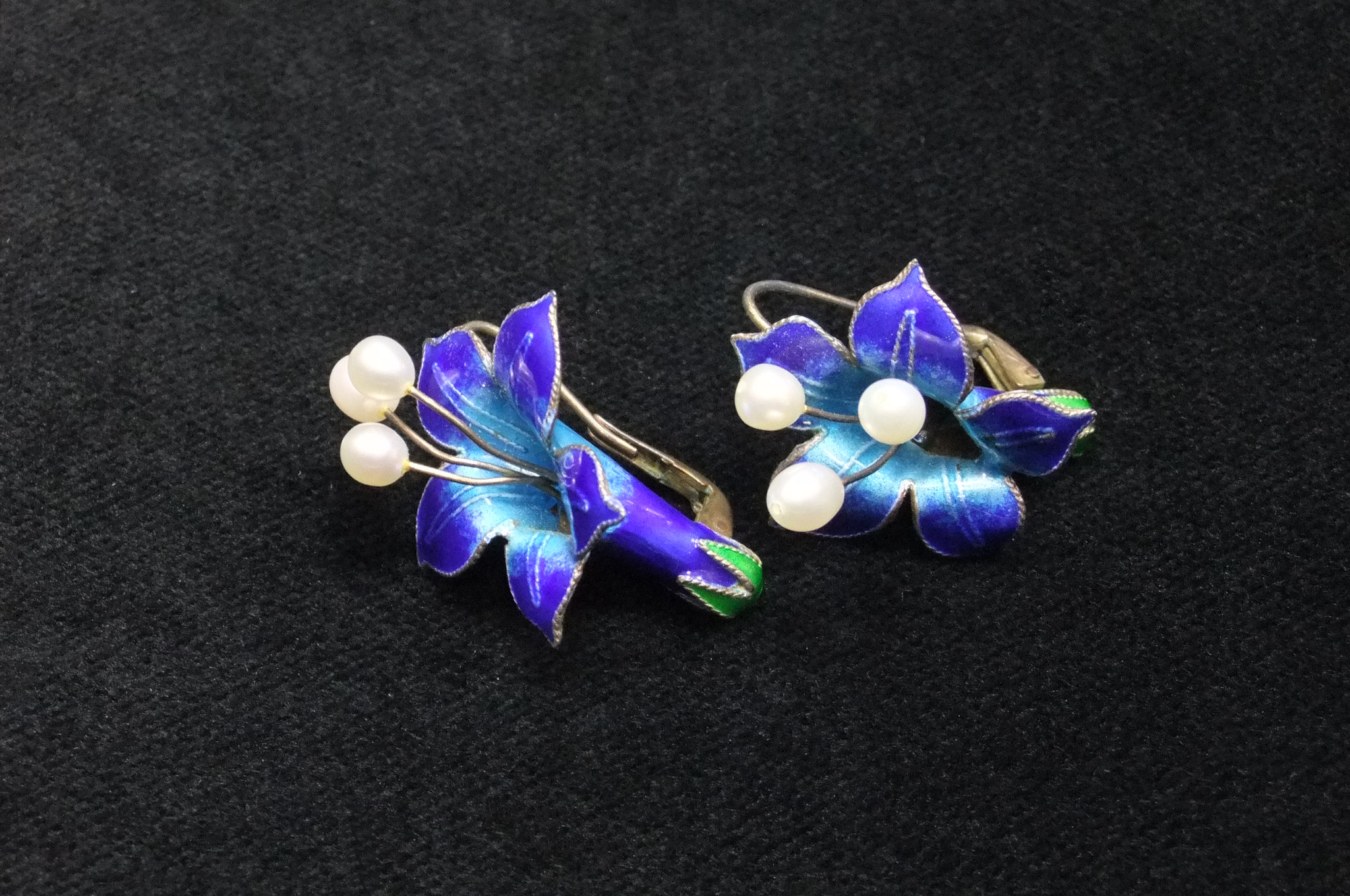 お花のピアス　エナメル