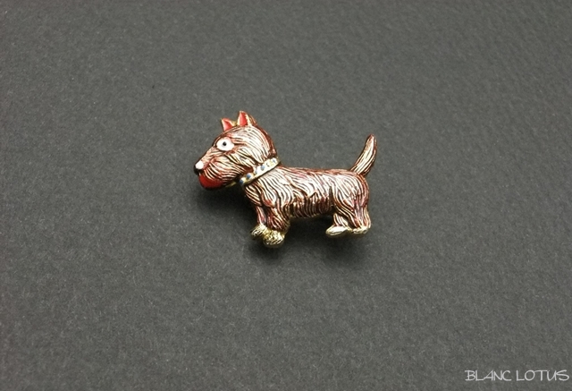 ヴィンテージブローチ　エナメルの犬