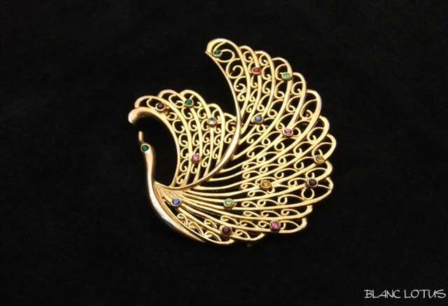 ブローチ　金色の白鳥