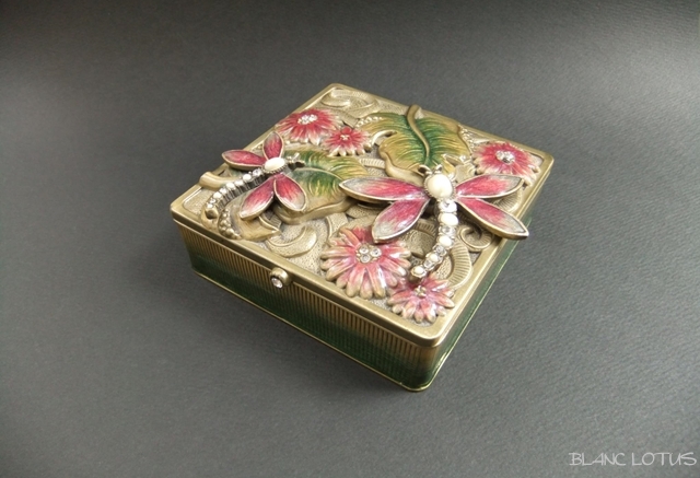 エナメルの小物入れ　蜻蛉と花